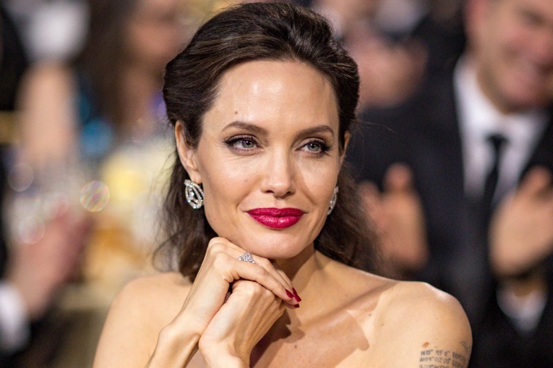 Angelina accuses Brad-Child support 