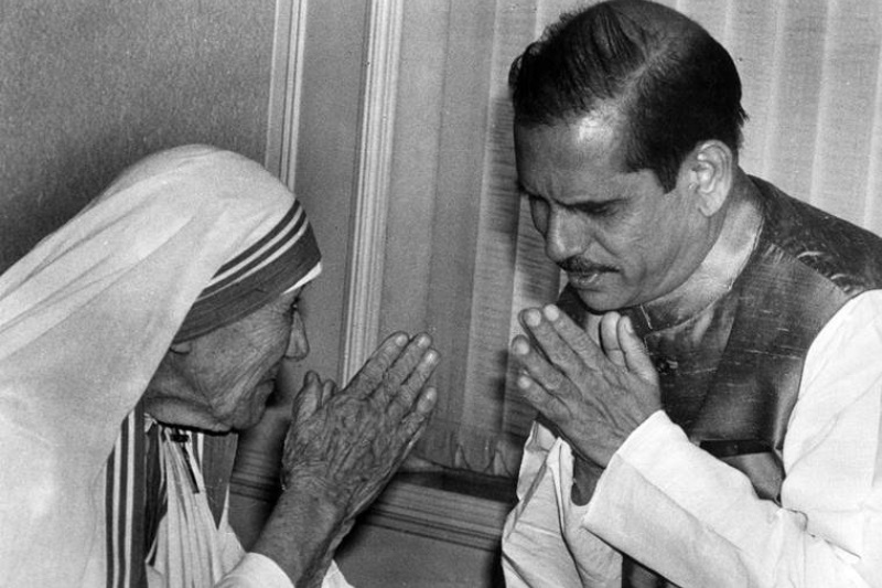 Mother Teresa with Chief Minister Manohar Joshi at Mantralaya in Mumbai