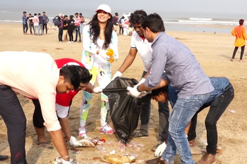 Ganpati Visarjan 2018: Shahid Kapoor celebs support beach clean up