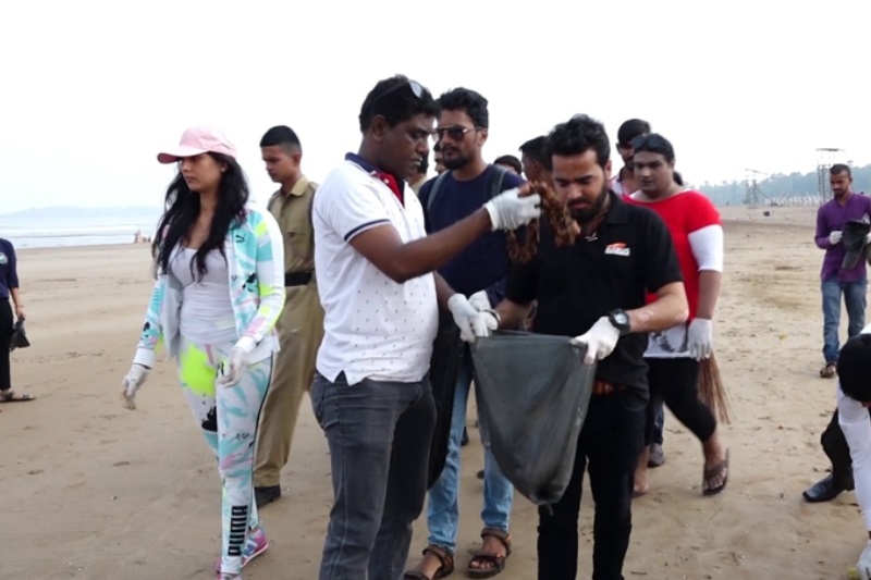 Ganpati Visarjan 2018: Shahid Kapoor celebs support beach clean up