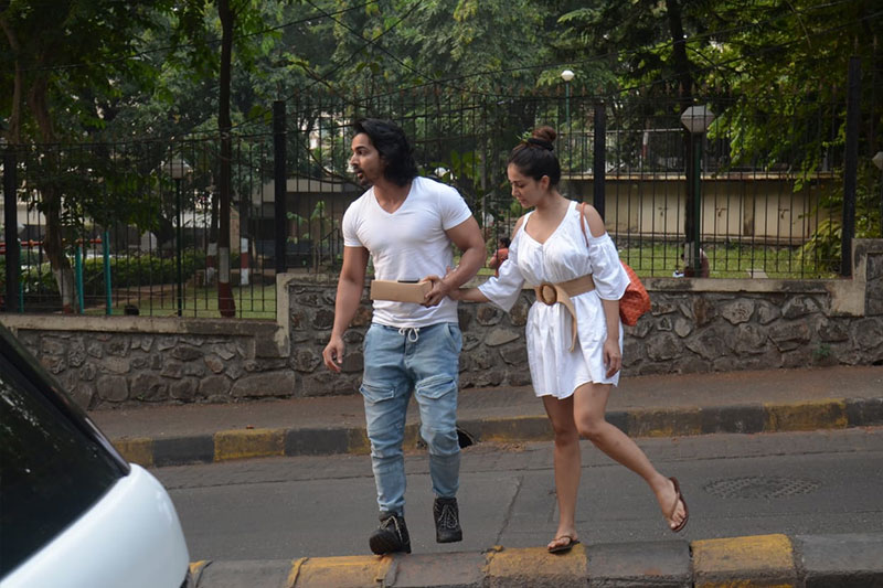 Mumbai: Kim Sharma and Harshvardhan Rane walk hand in hand, see pics