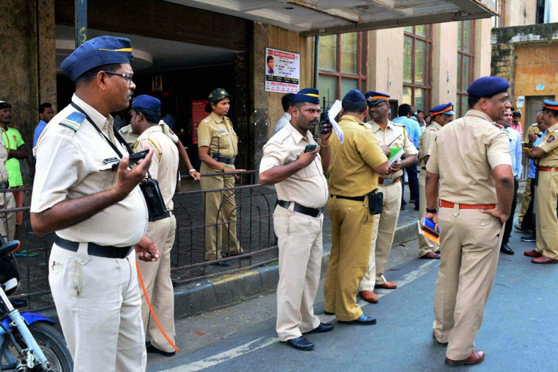 Oshiwara police arrests model