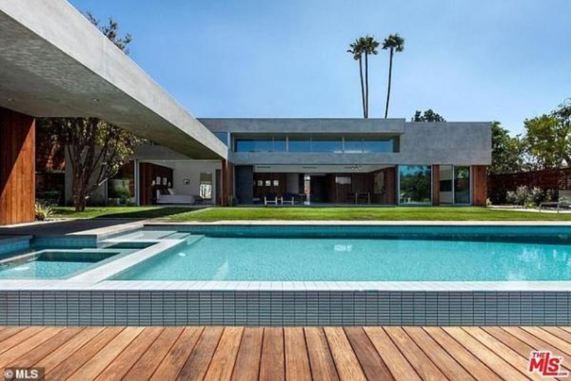 Nick Jonas buys villa Priyanka Chopra