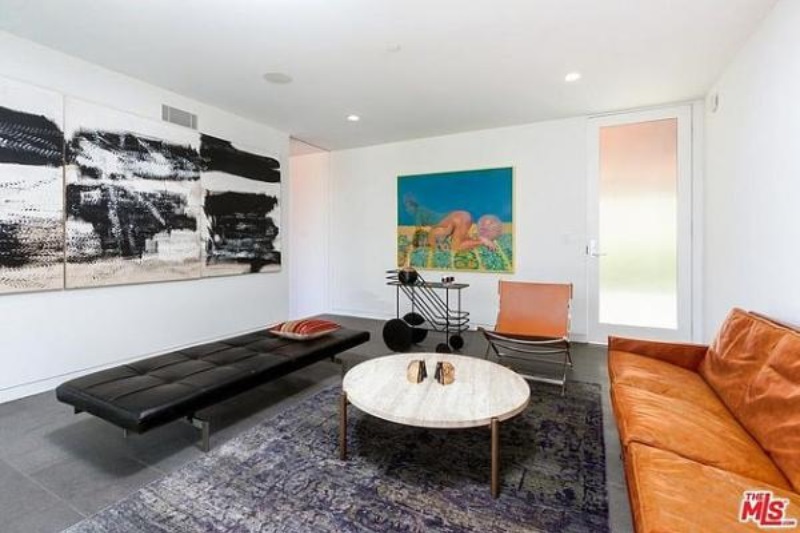 Nick Jonas buys villa Priyanka Chopra