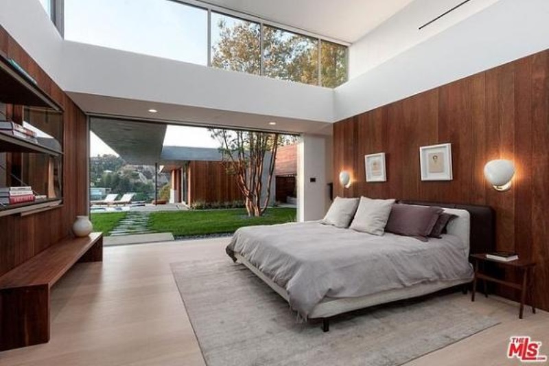 Nick Jonas buys villa Priyanka Chopra