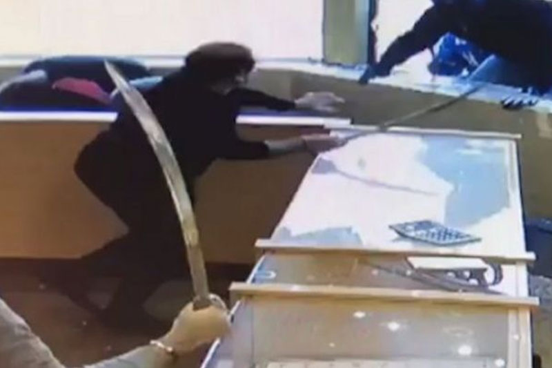 Mississauga jewelry store workers wield swords to fend off would-be robbers