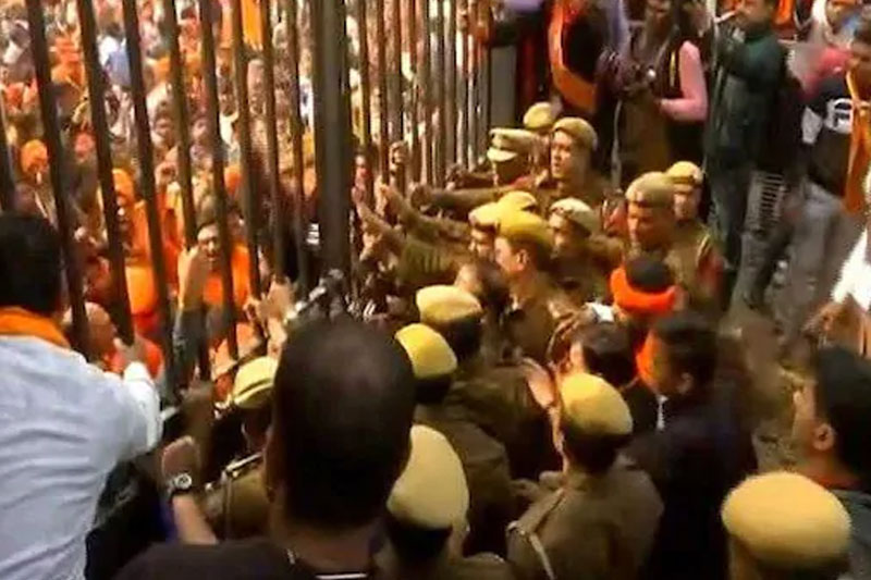 As the crowd swelled, the police had to physically close the maidan door and hold on to it