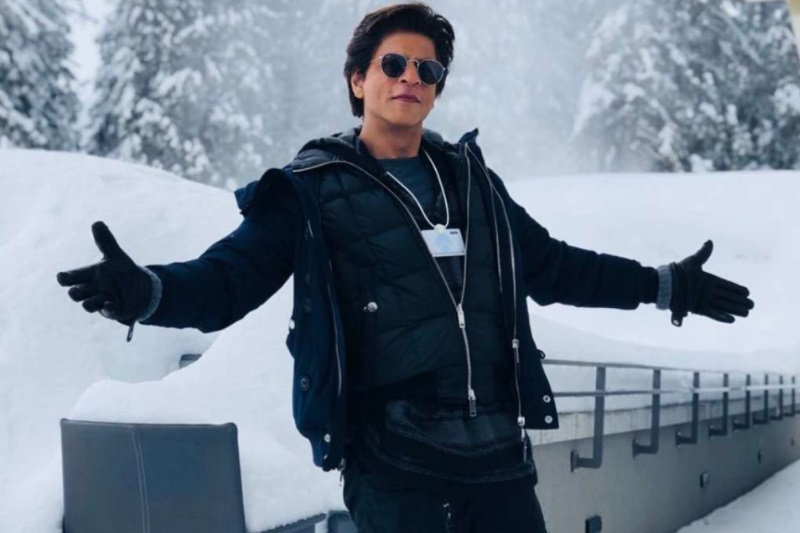 Newly-wed couple imitates SRK outside Mannat
