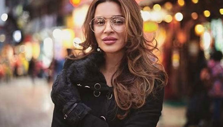 Aashka Goradia Back Daayan