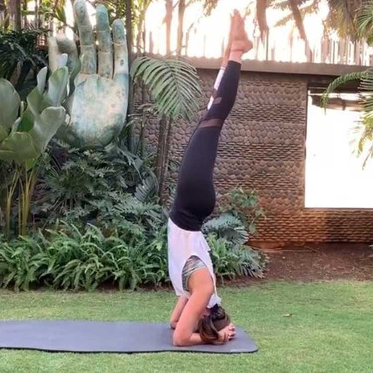 Shilpa Shetty Shows Yoga Poses For Lower Back Pain, Prasarita Padottanasana  Pratirupam For Back Pain - Shilpa Shetty से जानिए कमर के निचले हिस्से में  दर्द होने पर कौनसा योगासन करना है