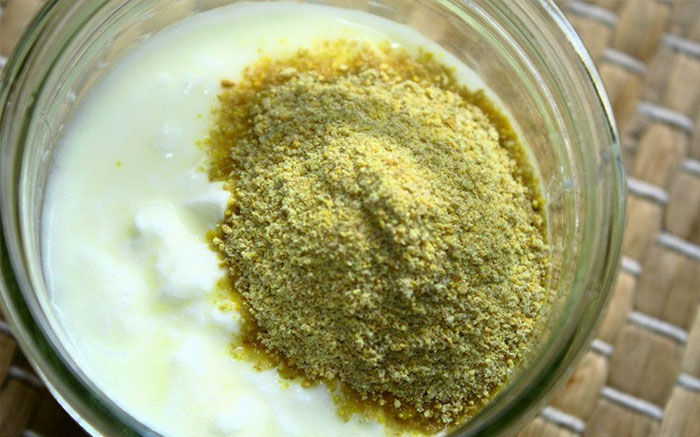 Fenugreek seeds powder and yoghurt