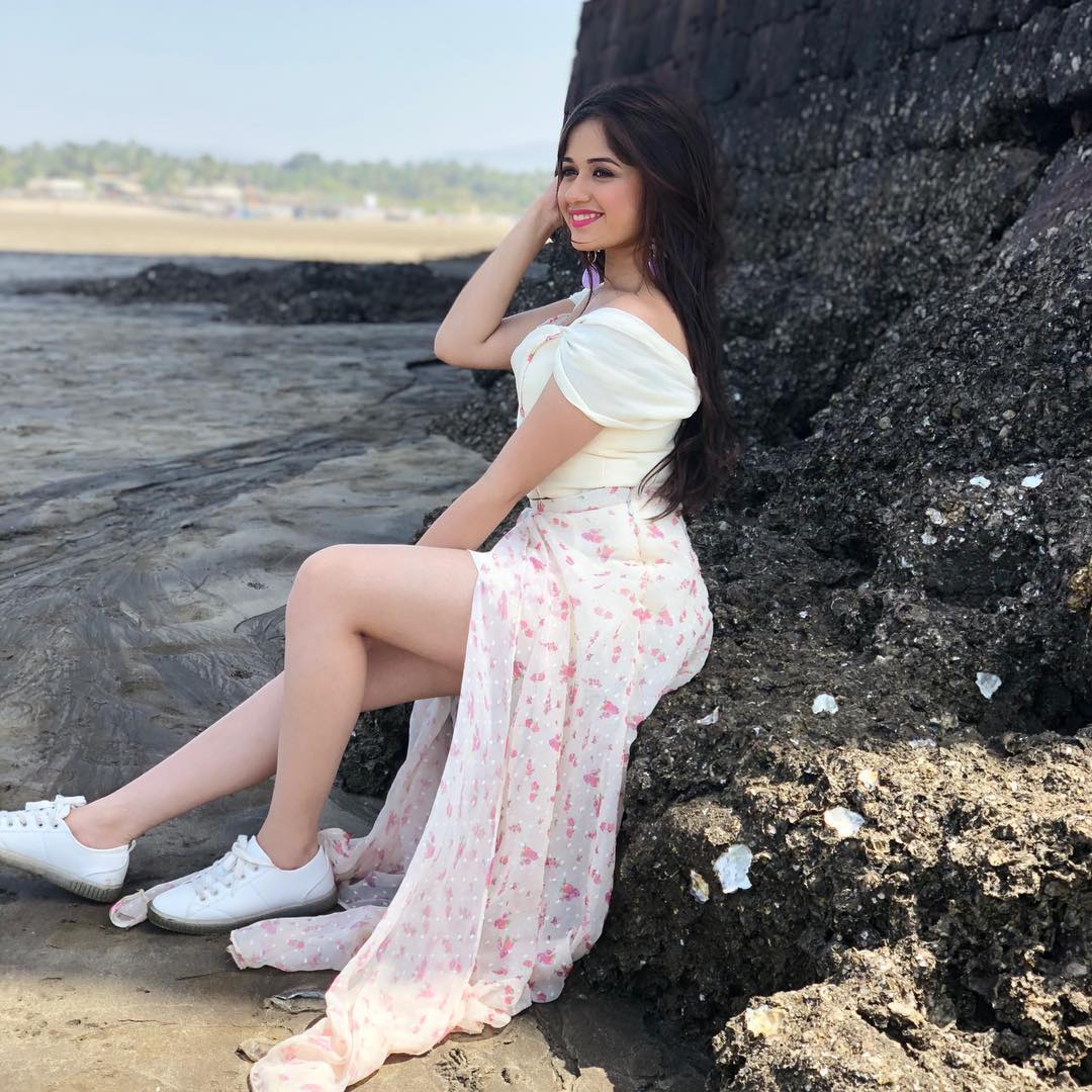 15. She looks gorgeous in sea side