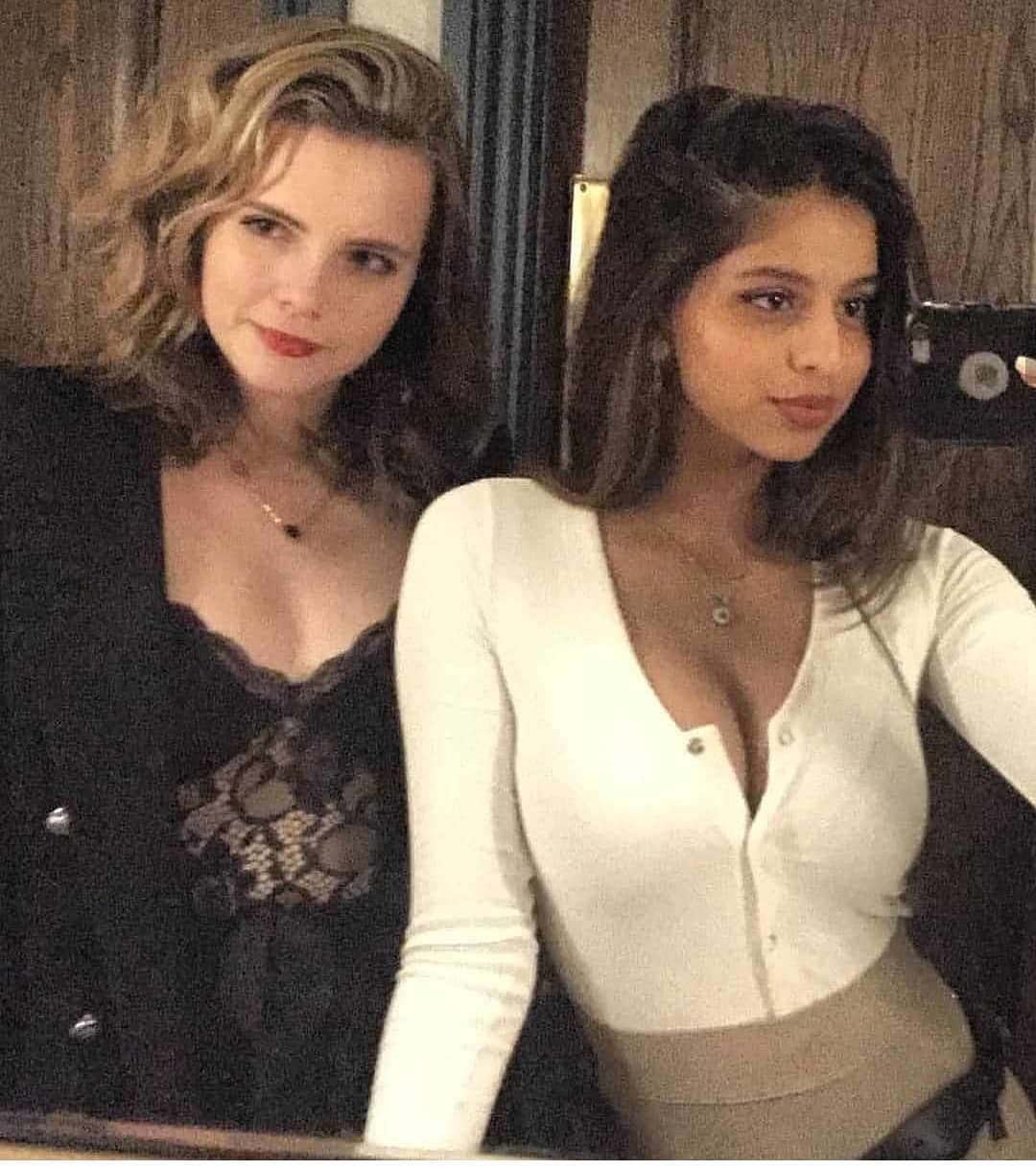 Suhana Khan's THESE 7 Mirror Selfie Pictures Are Surely Not A Miss!