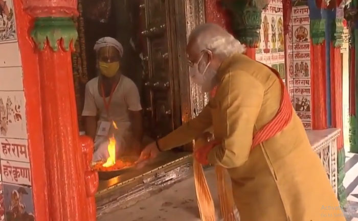 pm modi offers prayer hanumangarhi