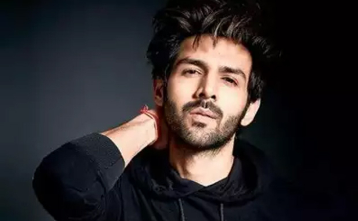 Kartik Aryaan News : Actor Kartik Aryan Played The Iconic Tune Of The