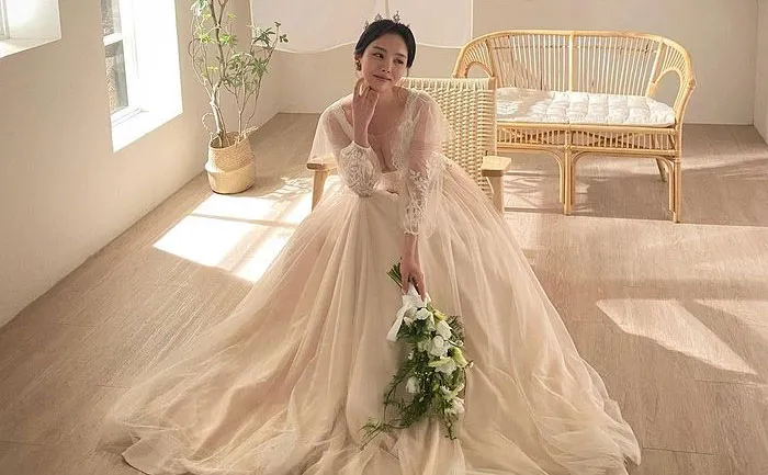 BTS: J-Hope's sister Jung Jiwoo shares pre-wedding pics and it will