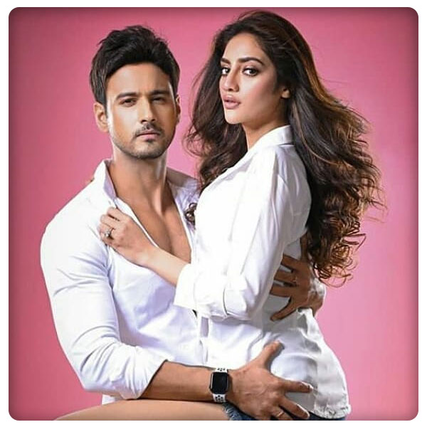 TMC MP Nusrat Jahan's romantic photos with Yash Dasgupta go VIRAL ...