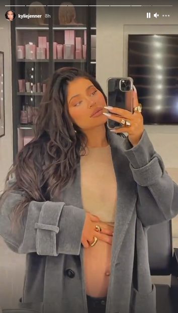 Pregnant Kylie Jenner Flaunts Baby Bump In New Picture